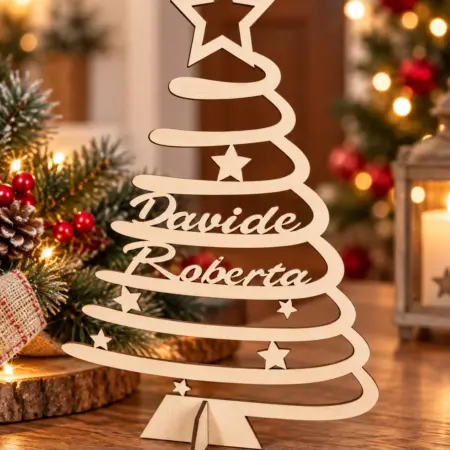 Albero di Natale in legno con nomi della famiglia