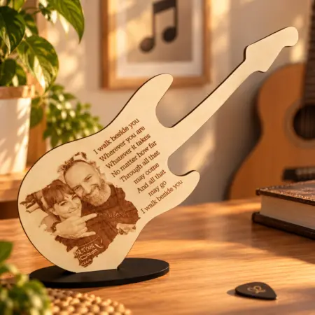 Foto e dedica incisa su legno a forma di Chitarra
