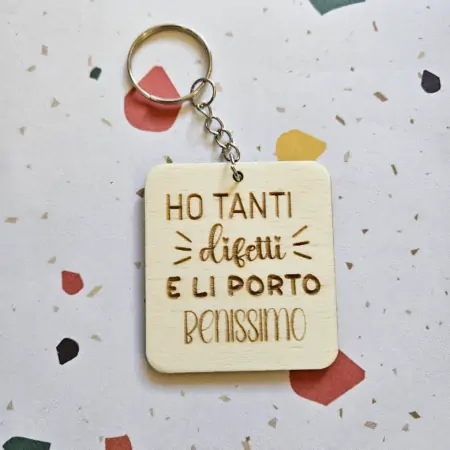 Portachiavi in Legno "Ho tanti difetti e li porto benissimo"