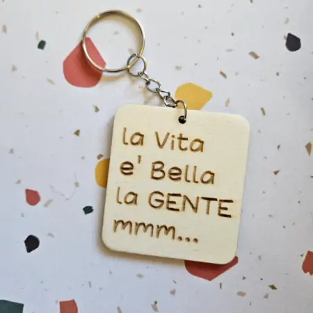 Portachiavi in Legno "La vita è bella, la gente mmm..."