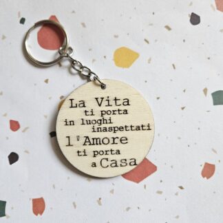 Portachiavi in Legno "La vita ti porta in luoghi inaspettati, l'amore ti porta a casa"  