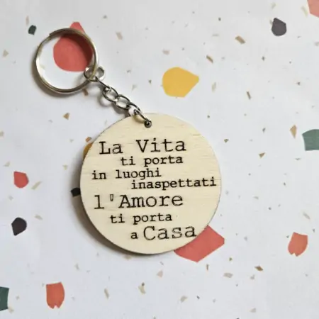Portachiavi in Legno "La vita ti porta in luoghi inaspettati, l'amore ti porta a casa"
