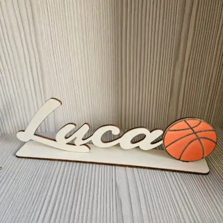 Nome con Base da Appoggio e Palla da Basket