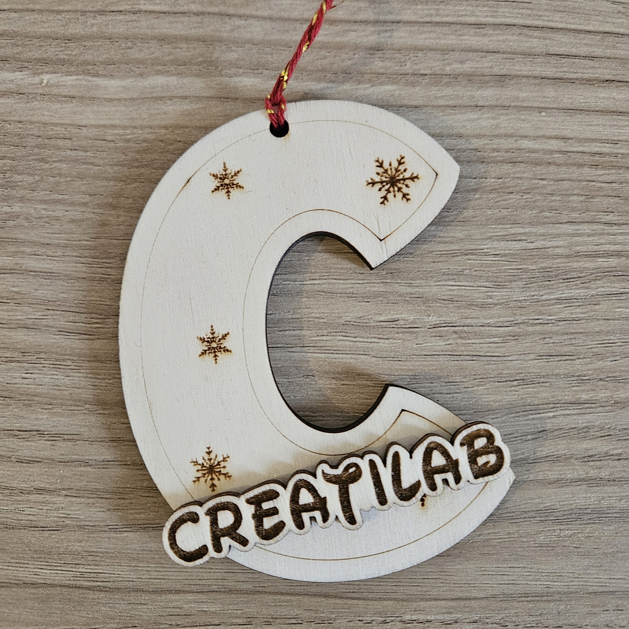 Pallina di Natale Personalizzata in Legno Lettera con nome in rilievo