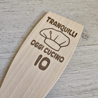 Mestolo piatto in legno "Tranquilli oggi cucino io"  