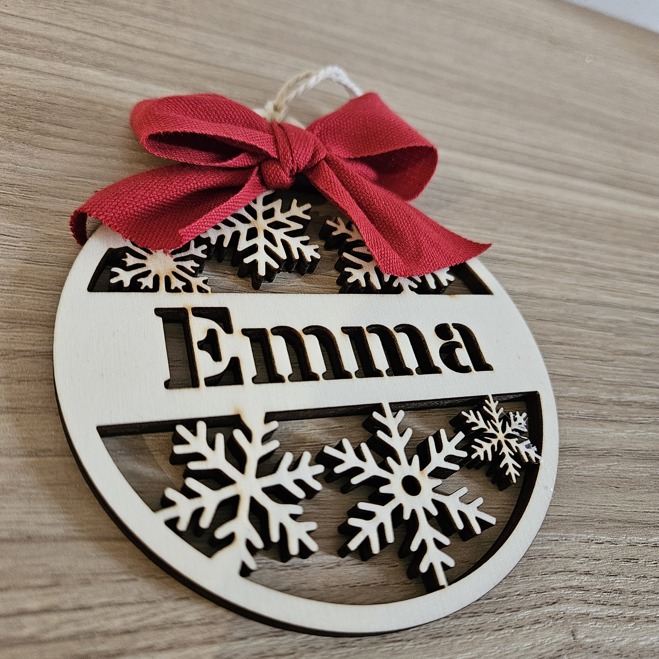 Pallina di Natale con nome intagliato e fiocco - immagine 2