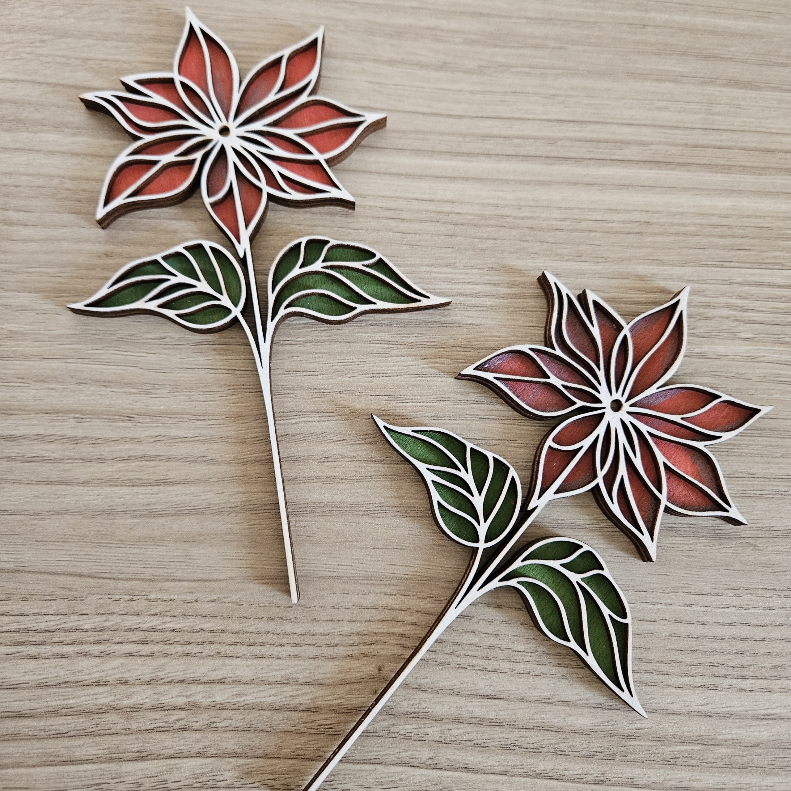 Stella di Natale in legno dipinta