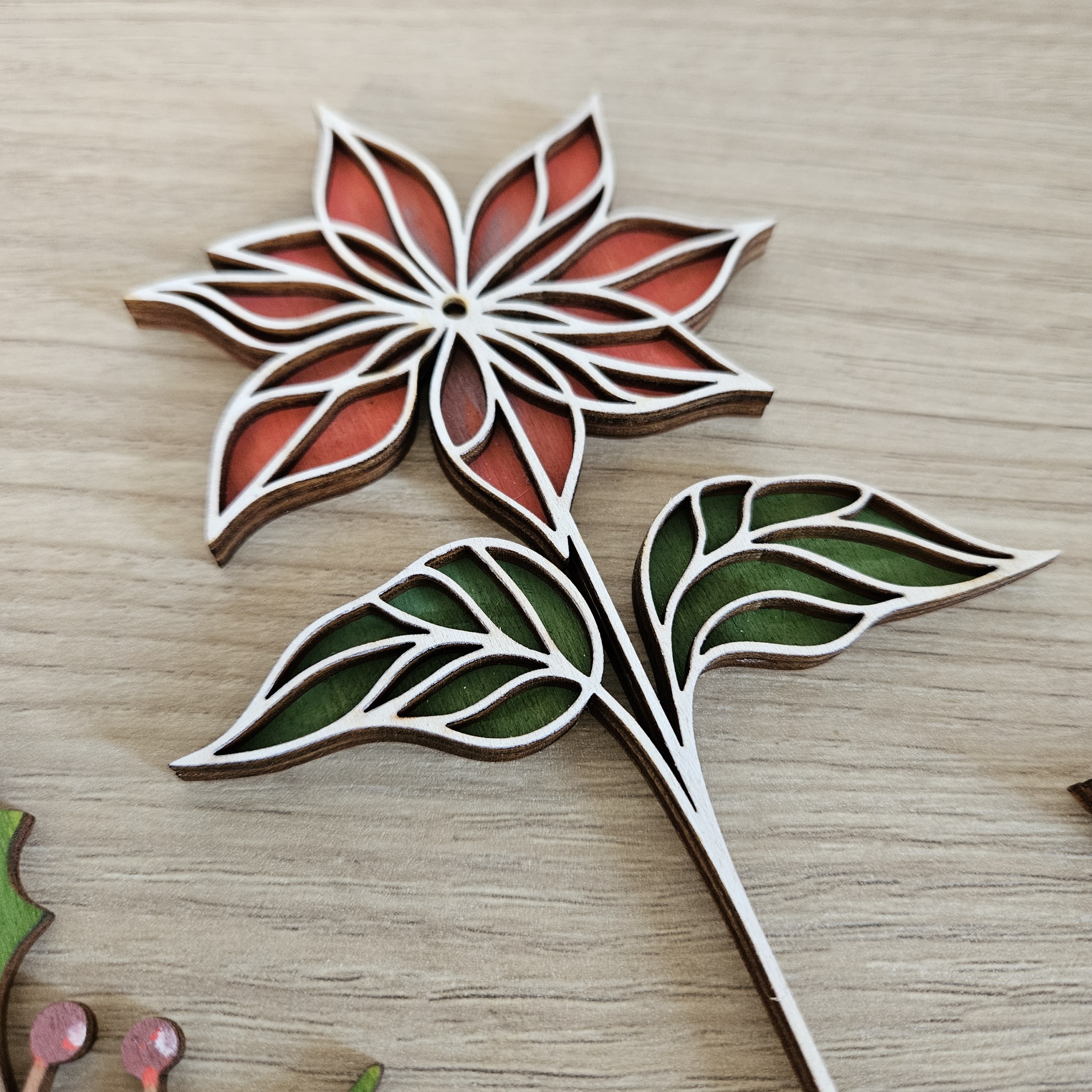 Stella di Natale in legno dipinta - immagine 2