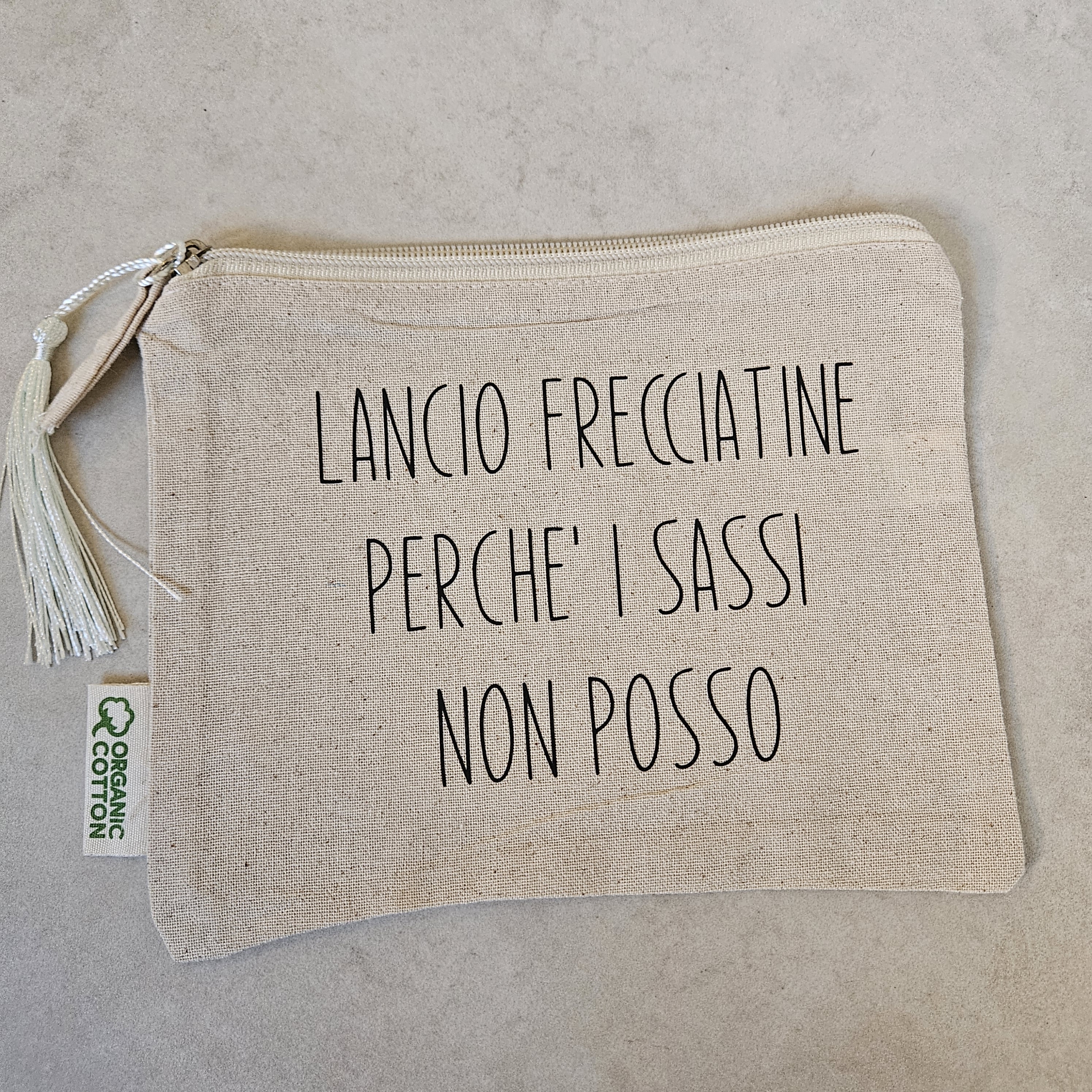 Pochette personalizzata "Lancio frecciatine perchè i sassi non posso"