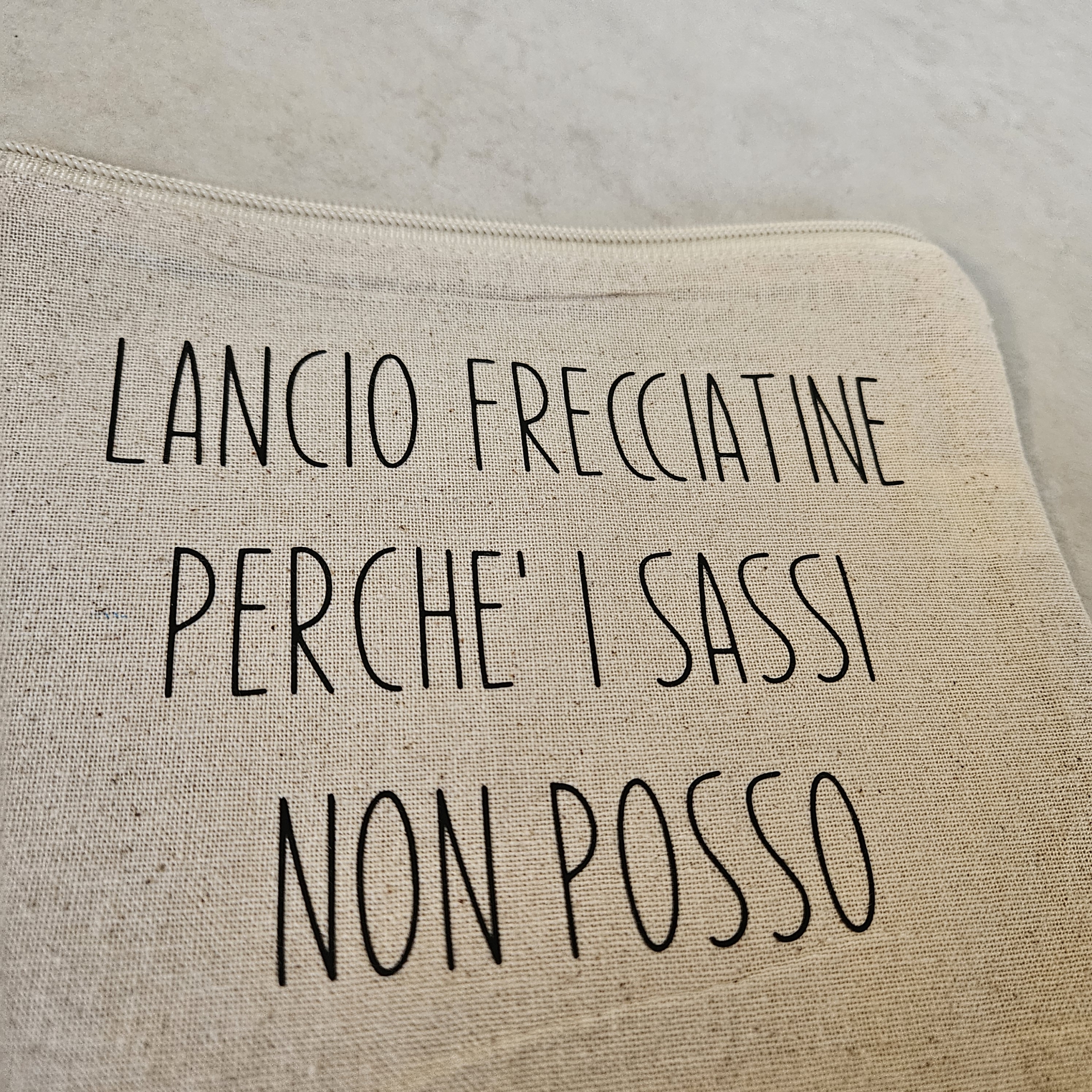Pochette personalizzata "Lancio frecciatine perchè i sassi non posso" - immagine 2
