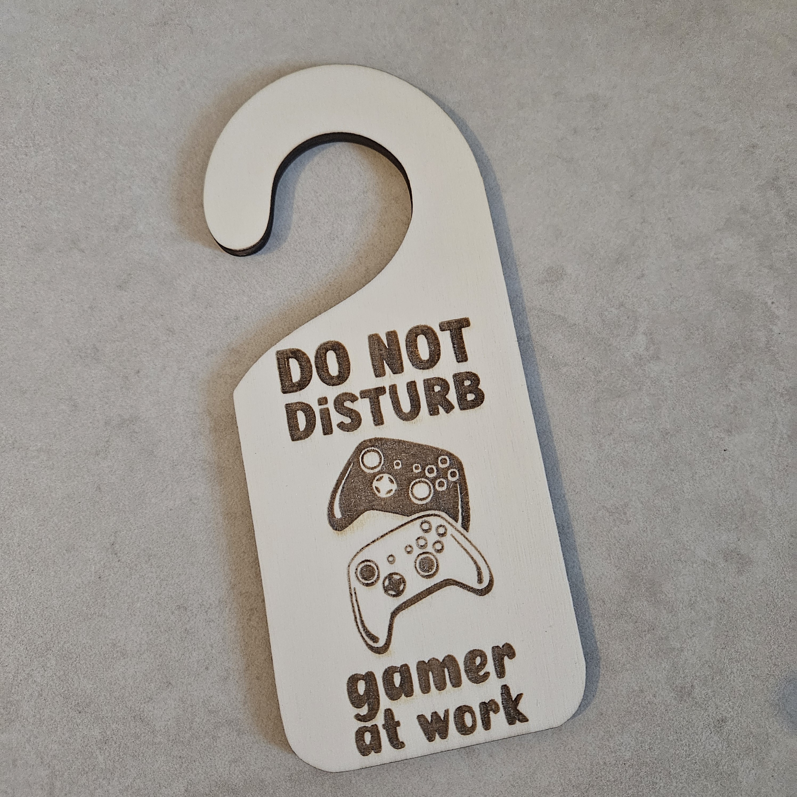 Fuori porta in Legno "Do Not Disturb, Gamer at work"
