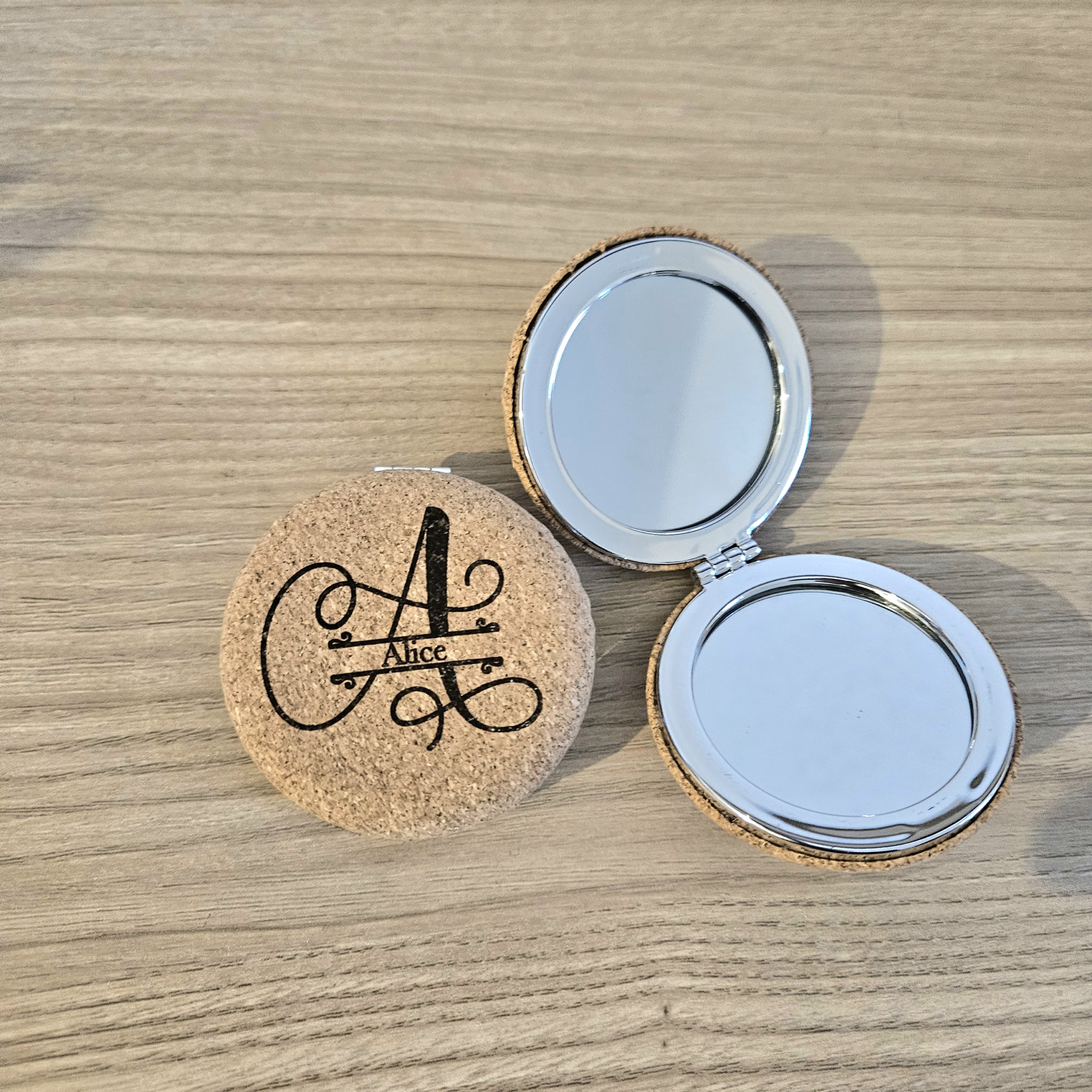 Specchietto da borsa rotondo in sughero Con Iniziale e nome