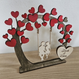 Decorazione innamorati in altalena con cuori