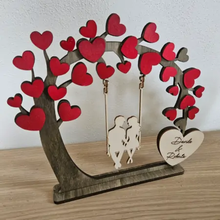 Decorazione innamorati in altalena con cuori