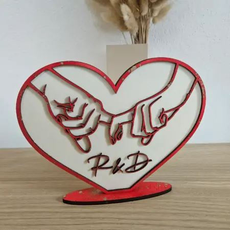 Cuore Innamorati con mani e iniziali in rilievo