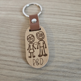 Portachiavi in Legno ovale con Sagome stilizzate e iniziali