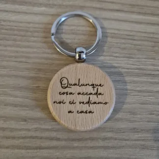 Portachiavi in Legno di Faggio rotondo "Qualunque cosa accada noi ci vediamo a casa"