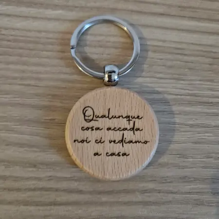Portachiavi in Legno di Faggio rotondo "Qualunque cosa accada noi ci vediamo a casa"