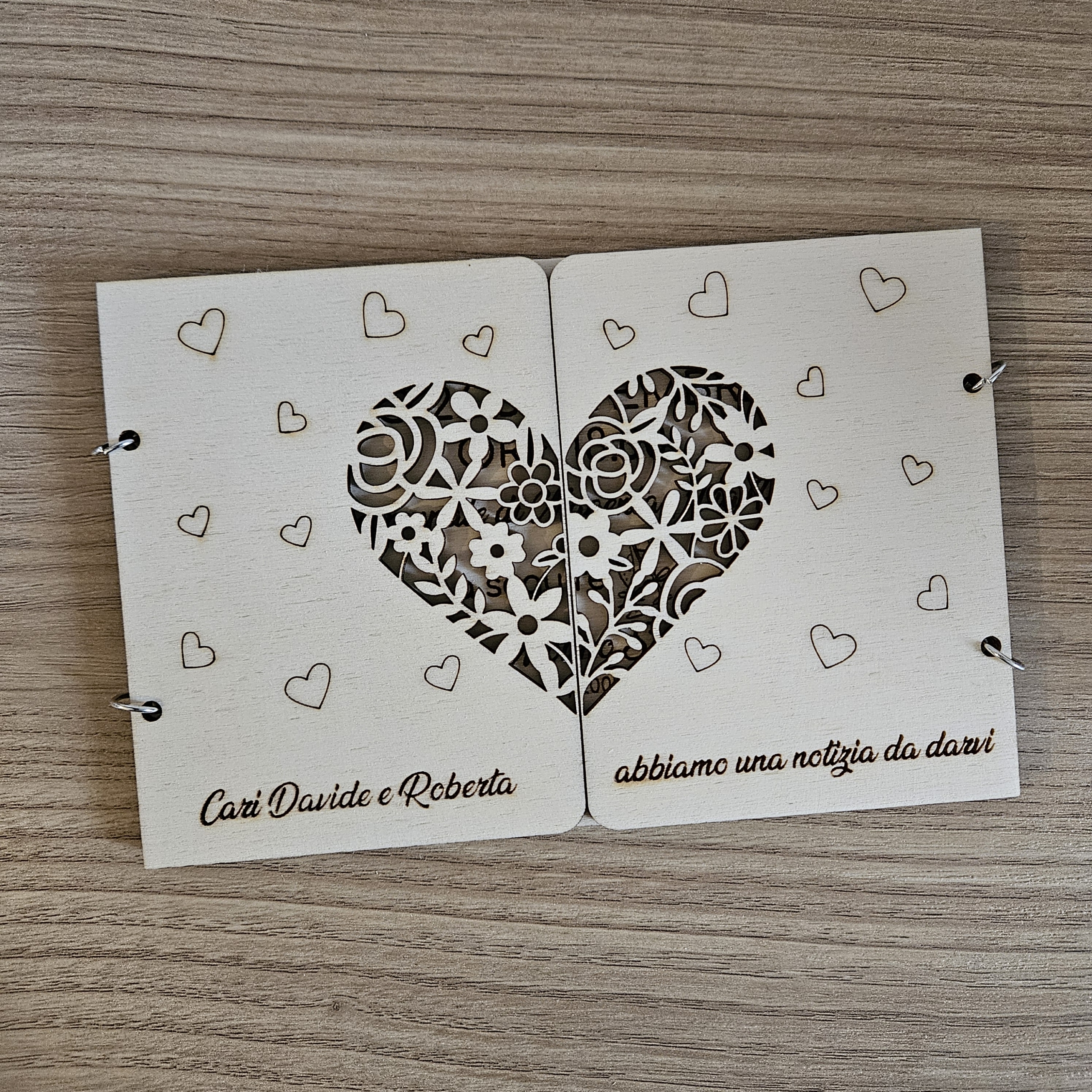 Partecipazione in legno per Matrimonio a libro con cuore