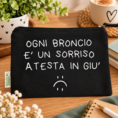 Pochette personalizzata "Ogni broncio è un sorriso a testa in giù"