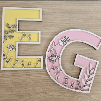 Lettera in legno da appendere con motivo floreale