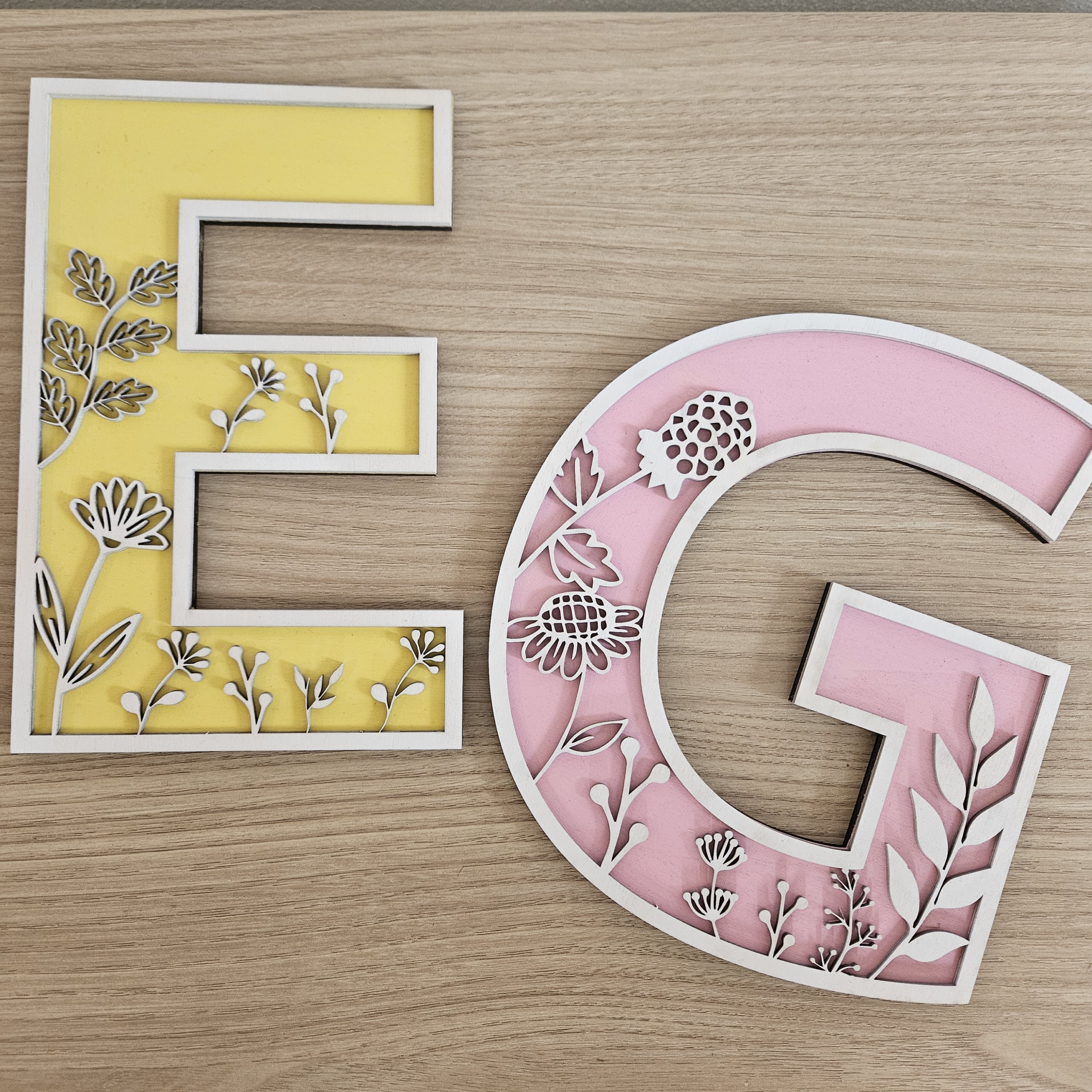 Lettera in legno da appendere con motivo floreale