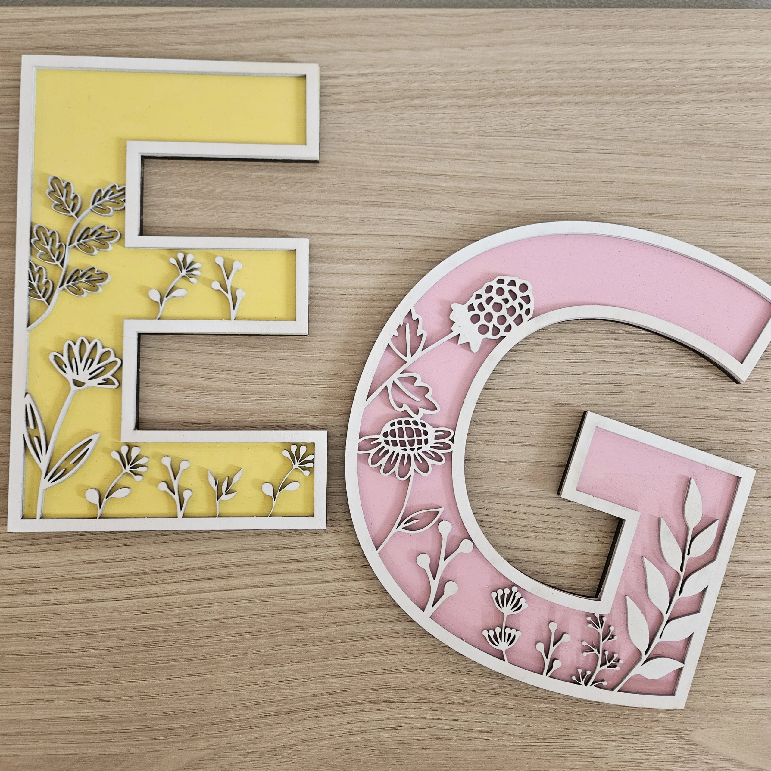 Lettera in legno da appendere con motivo floreale
