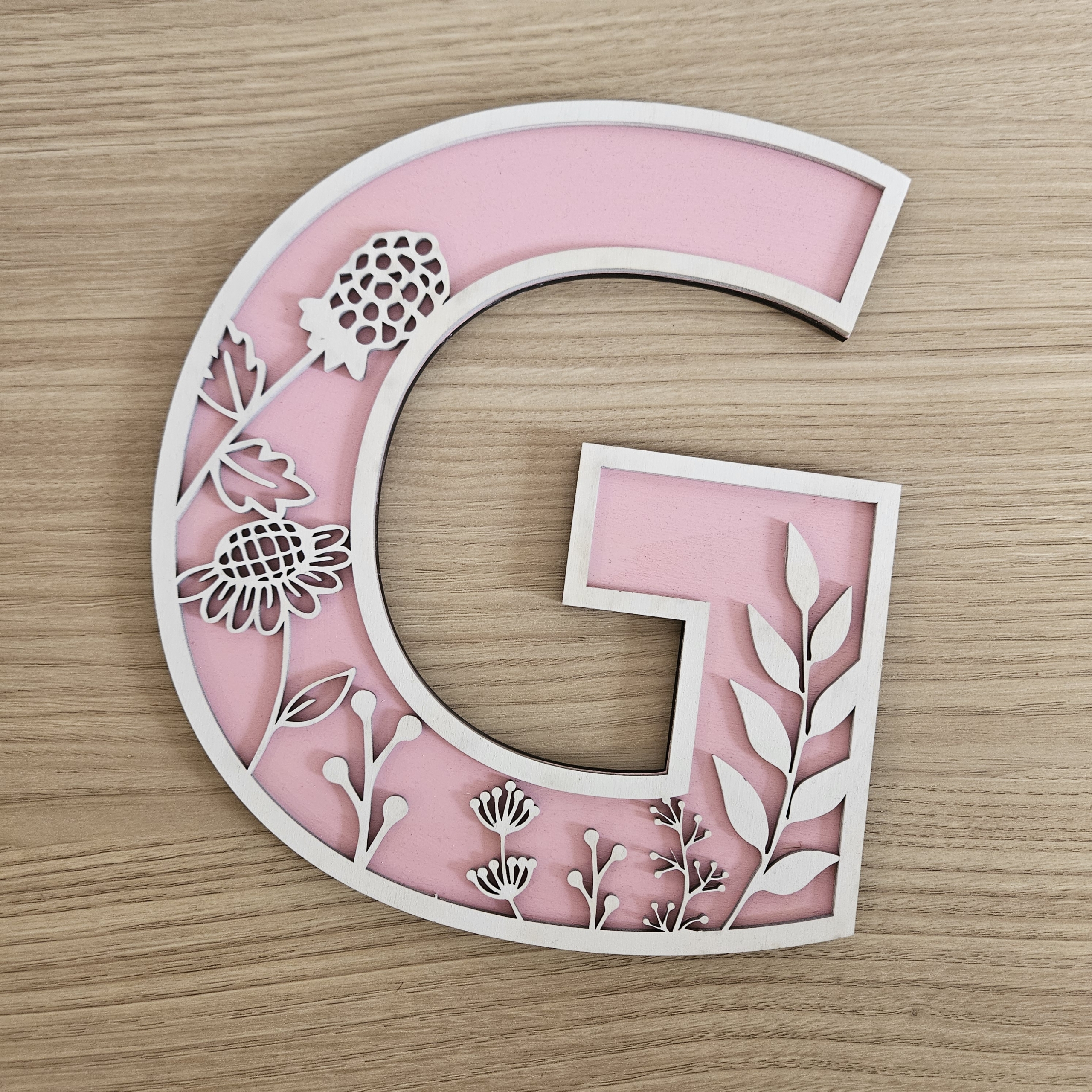 Lettera in legno da appendere con motivo floreale - immagine 3