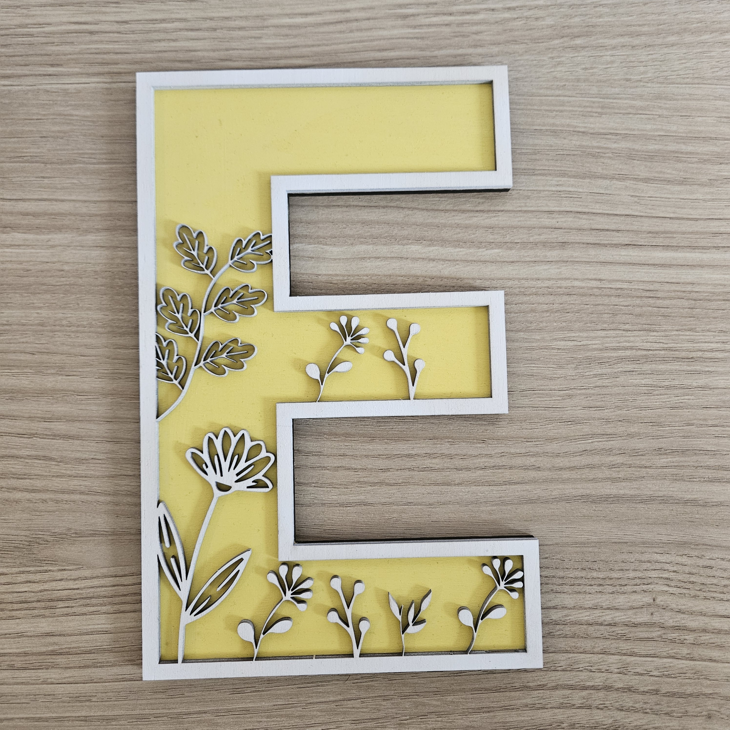 Lettera in legno da appendere con motivo floreale - immagine 2