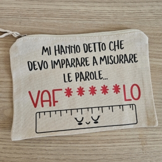 Pochette personalizzata "Mi hanno detto che devo imparare a misurare le parole"