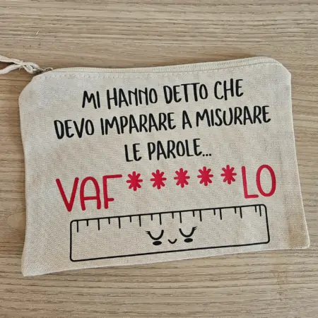 Pochette personalizzata "Mi hanno detto che devo imparare a misurare le parole"
